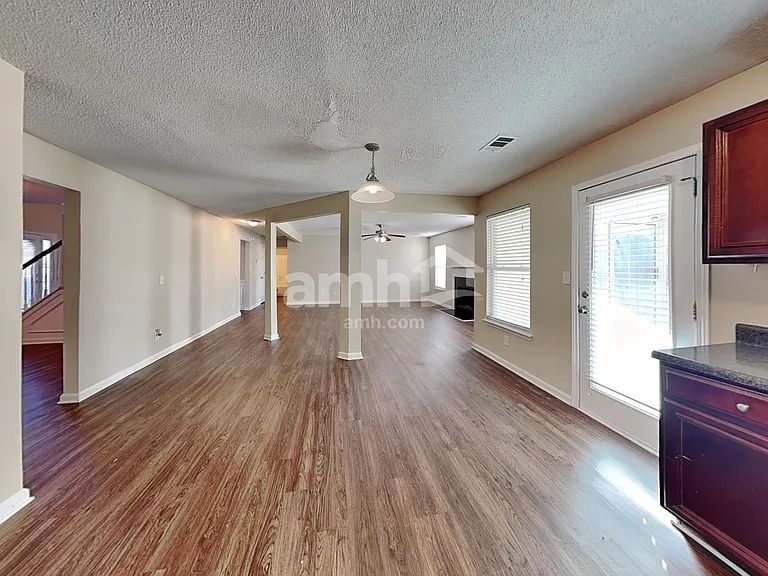 298 Sheffield Ln — Photo 4
