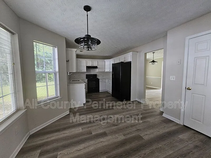 3 bed, 2.5 bath, 2260 sqft, $2,045 — Photo 2