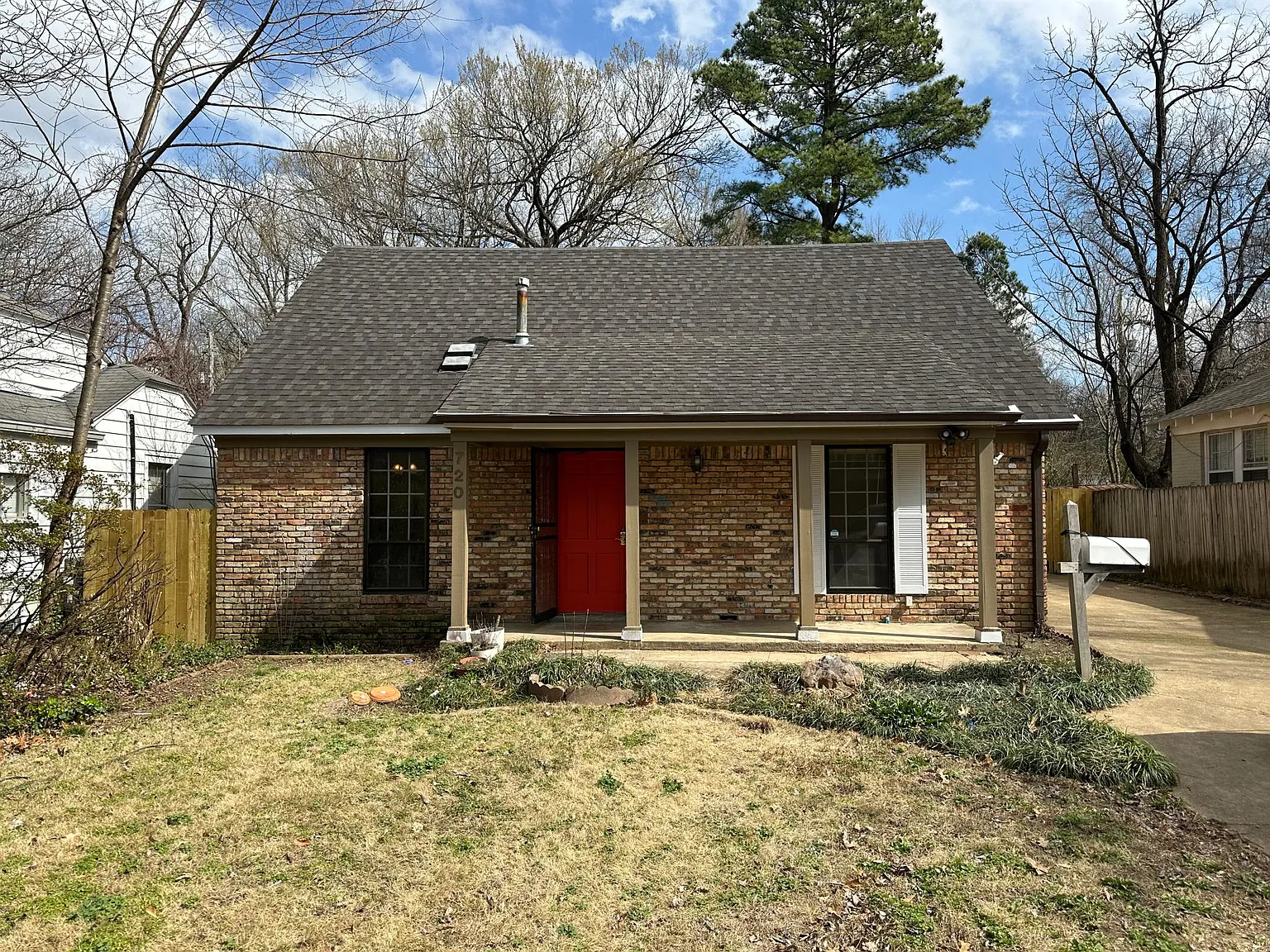 720 Loeb St — Photo 2