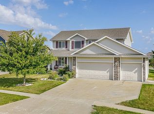 8697 Stoneberry Dr, West Des Moines, IA 50266