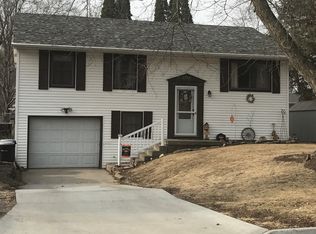 2513 Reyclif Dr, Marshalltown, IA 50158