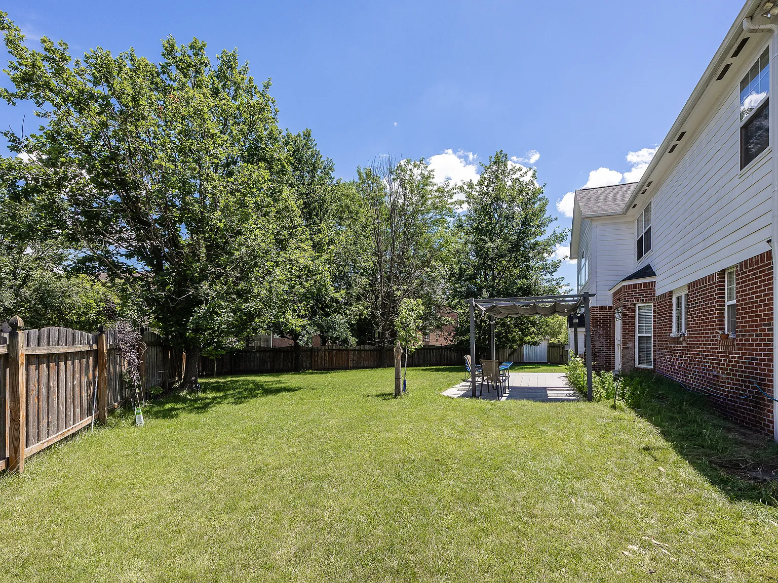 5 bed, 3.5 bath, 4295 sqft, $4,000 — Photo 2