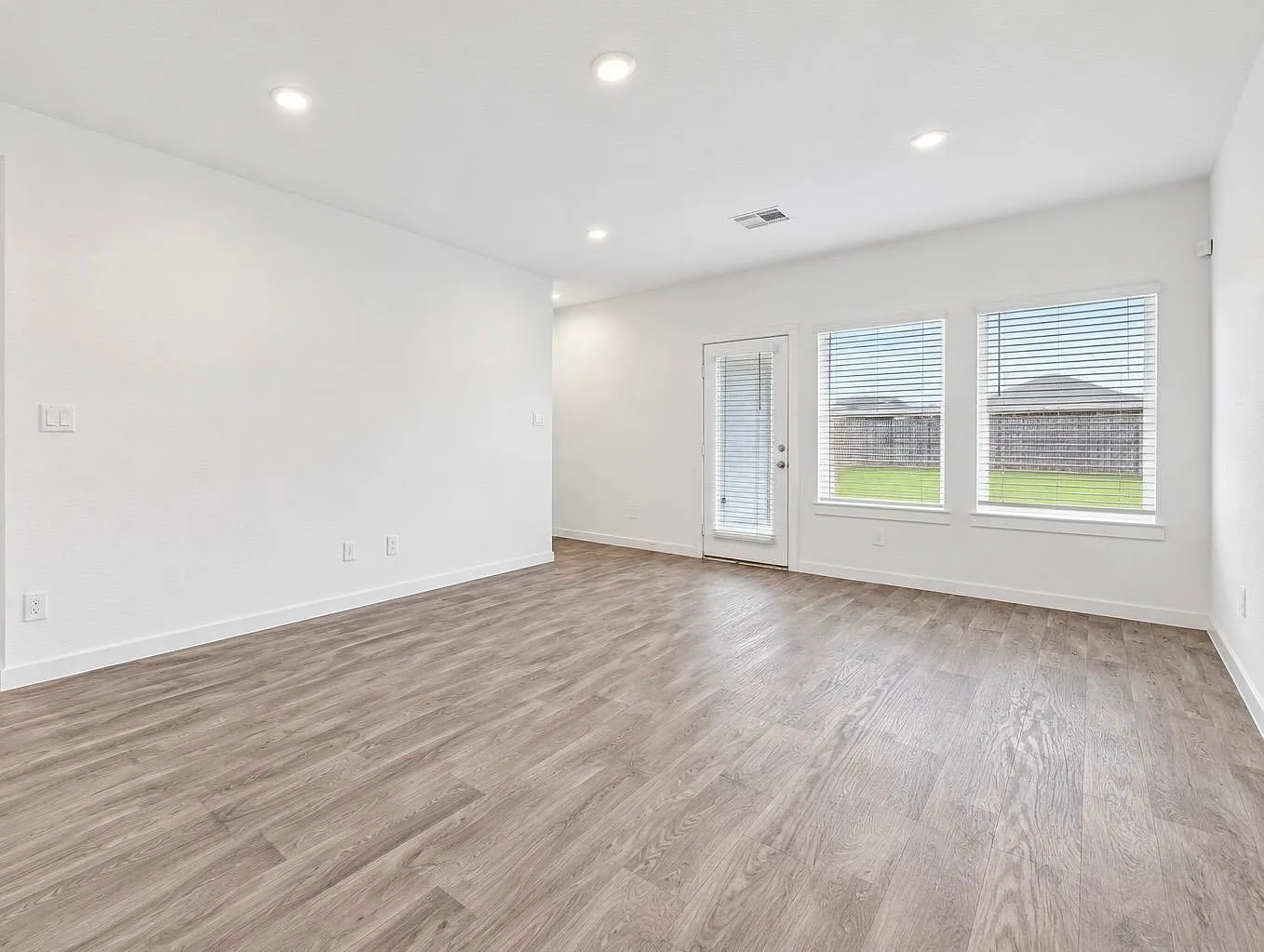 4 bed, 2.5 bath, 2369 sqft, $2,250 — Photo 4