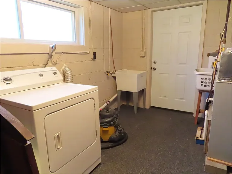 10 Boss Ave — Photo 7