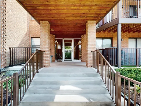 6401 Clarendon Hills Rd APT 315, Willowbrook, IL 60527