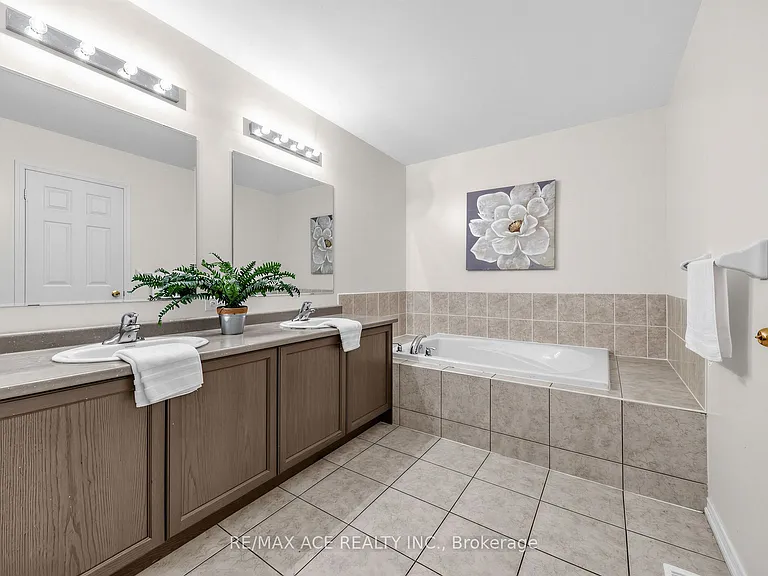 35 Turnerbury Ave — Photo 23