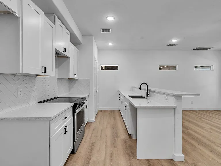 1052 N Lane St — Photo 2