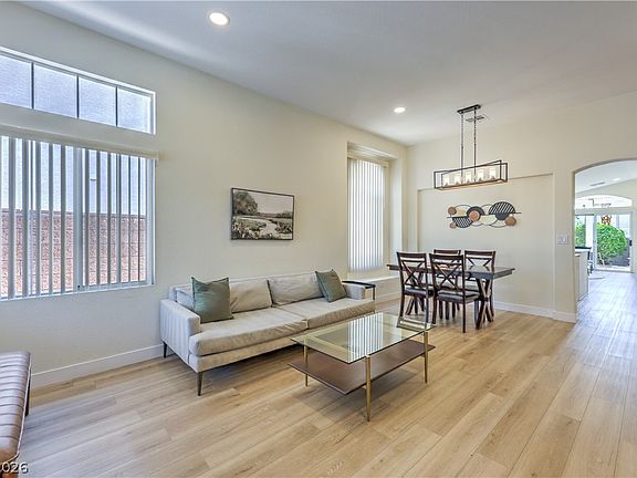 4th image of 928 Autumn Royal Ln