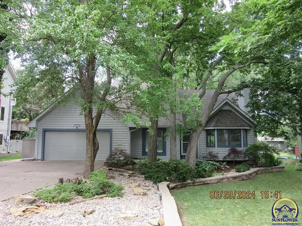 3772 SW Wood View Dr, Topeka, KS 66610