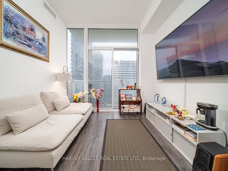 33 Helendale Ave #2607 — Photo 13