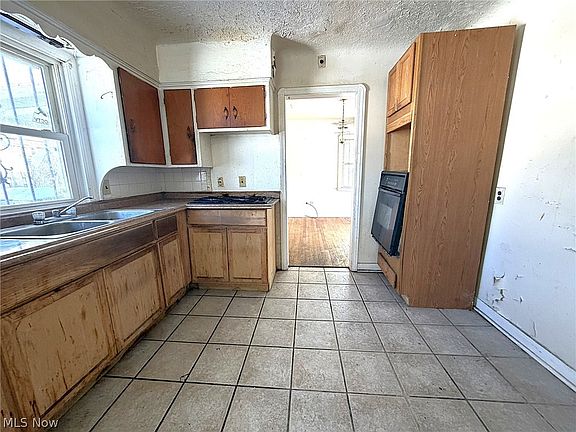 3rd image of 16707 Stockbridge Ave