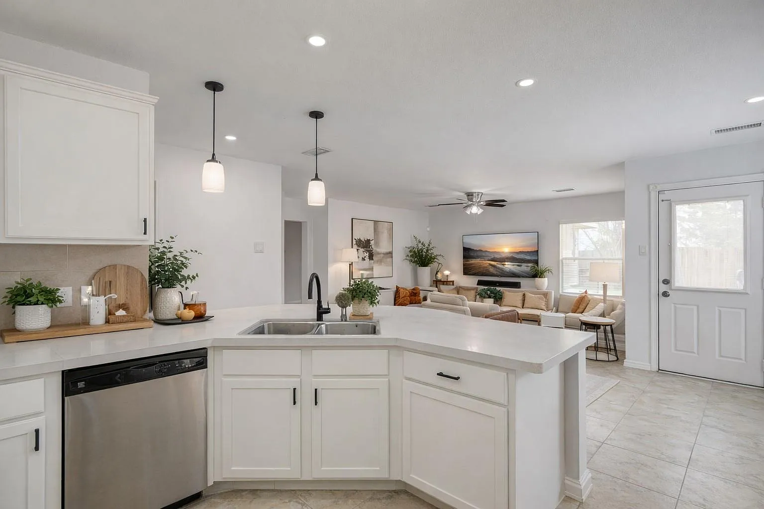3 bed, 2.0 bath, 1585 sqft, $1,800 — Photo 3