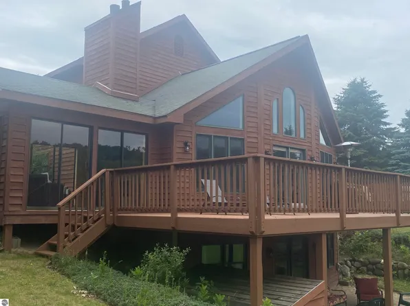 5637 Golf Meadows Dr, Bellaire, MI 49615