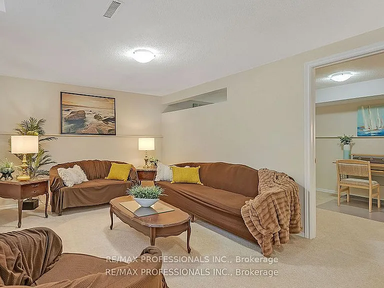 124 Panter Cres #LOWER — Photo 11
