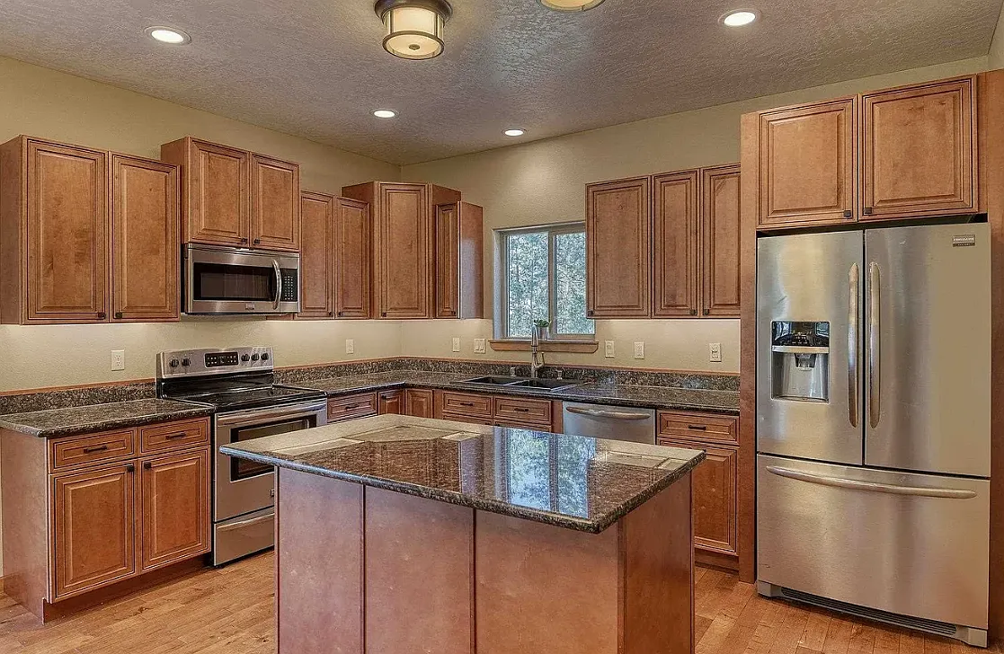 3 bed, 1200 sqft, $2,700 — Photo 3