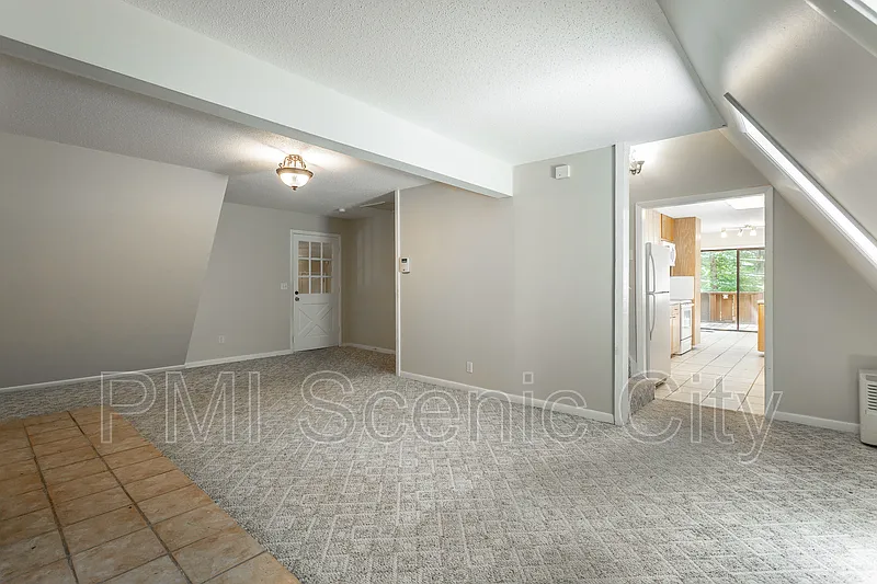 3 bed, 2.5 bath, 2118 sqft, $2,200 — Photo 4