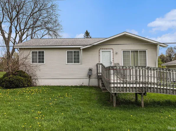 942 S Duck Lake Rd, Milford, MI 48381