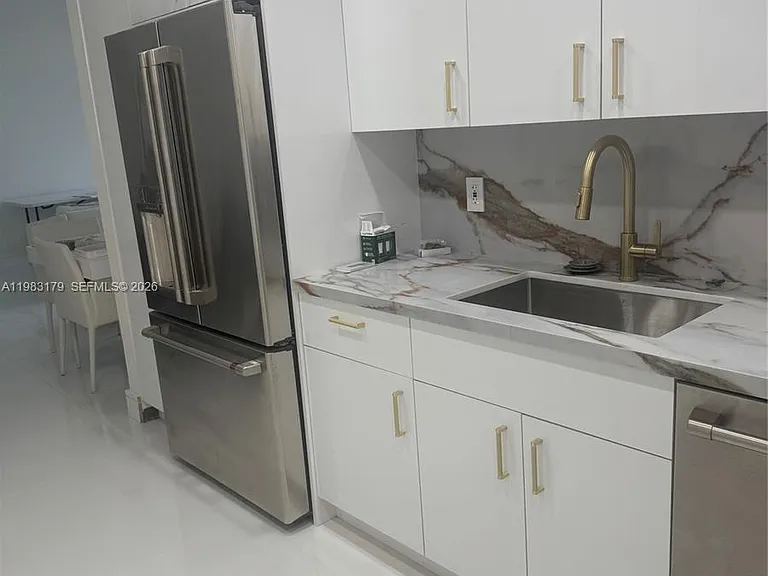 10185 Collins Ave #606 — Photo 4