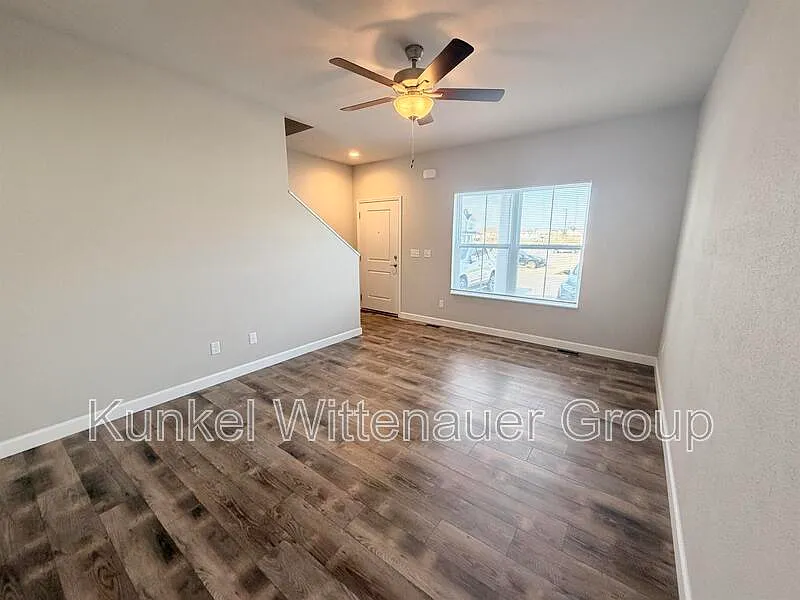 3 bed, 3.5 bath, 1800 sqft, $1,950 — Photo 4
