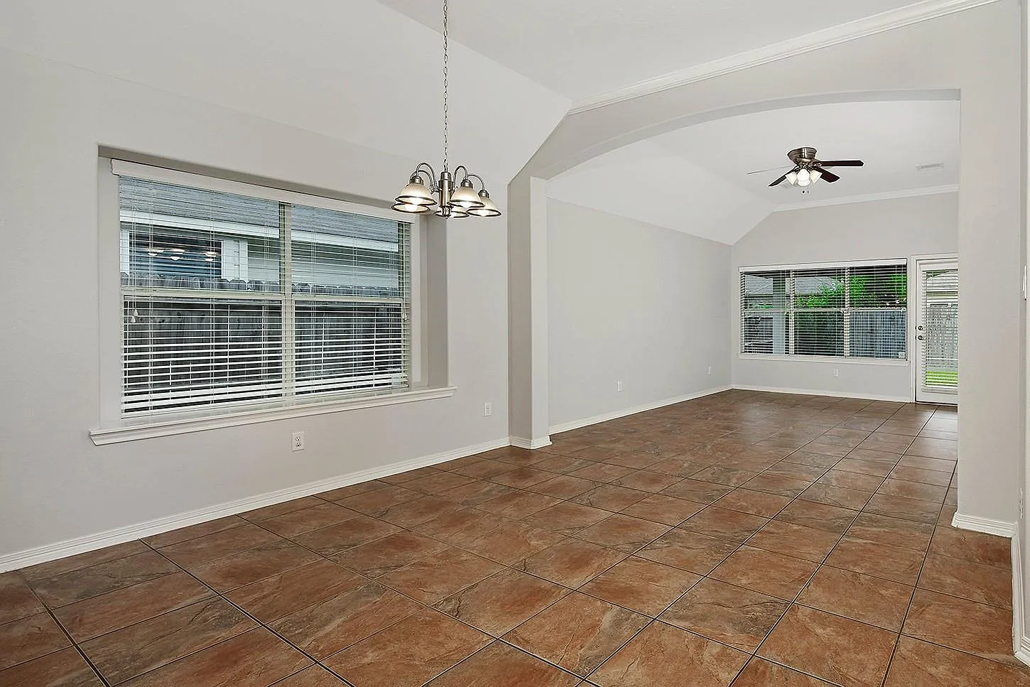3 bed, 2.0 bath, 1383 sqft, $1,795 — Photo 3