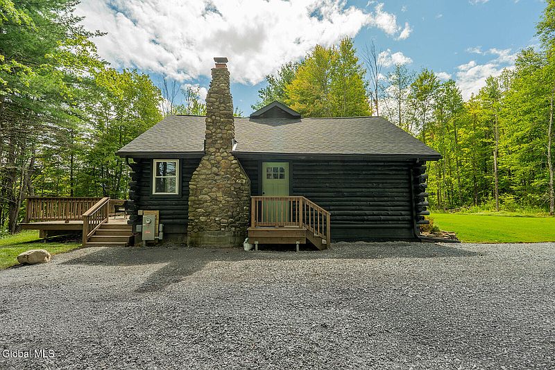 3rd image of 131 Powderhorn Way