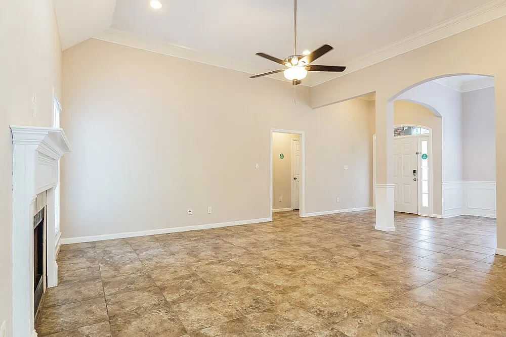 3 bed, 2.0 bath, 1476 sqft, $3,140 — Photo 3