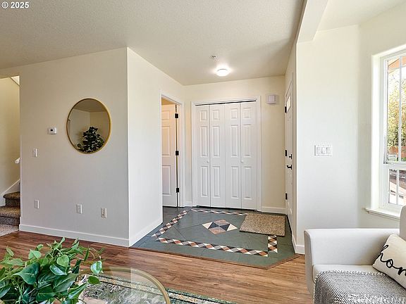 5th image of 421 Harris Ln