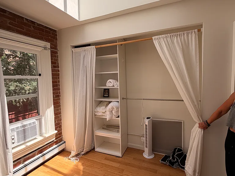 Third bedroom w. Queen bed, sunroof and closet