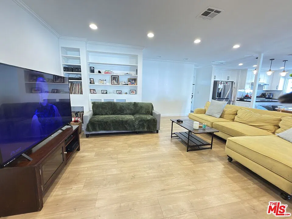 3 bed, 2.0 bath, 1291 sqft, $3,795 — Photo 4