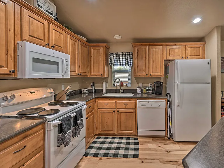 325 E Oak Dr — Photo 6