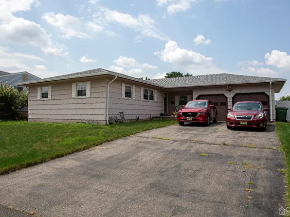 15 Cambridge Dr, Parlin, NJ 08859