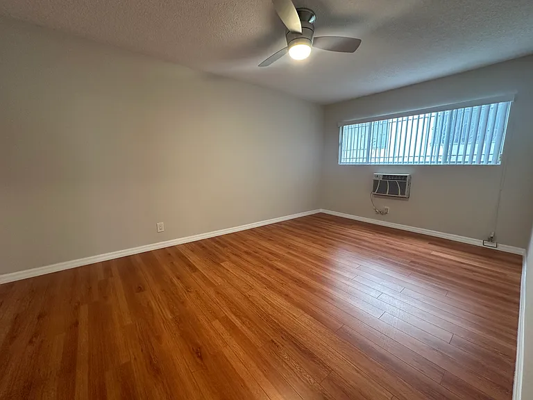 1023 N Laurel Ave — Photo 16