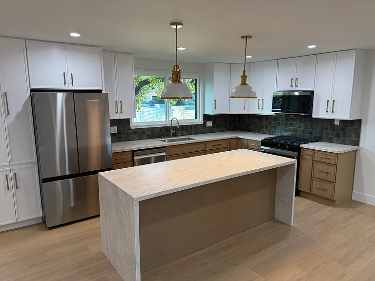 23432 Victory Blvd — Photo 2