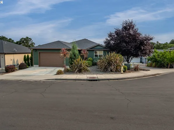 168 W Flangas Ave, Roseburg, OR 97471