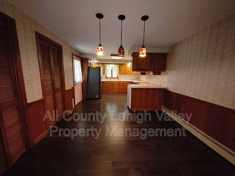 3 bed, 1.0 bath, 1404 sqft, $1,695 — Photo 3
