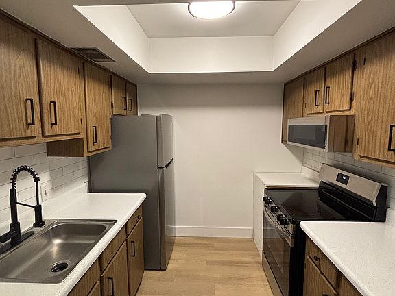 4th image of 711 E 1st St #7S