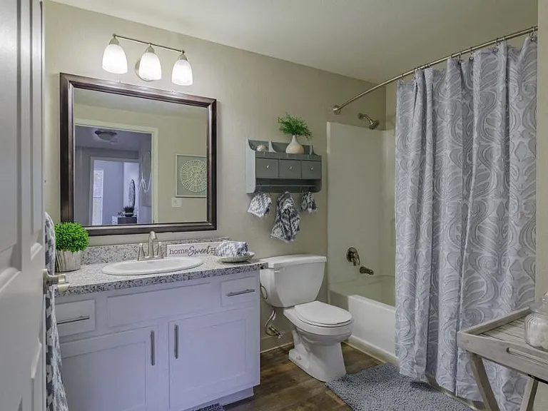 EASTLAND HILLS APARTMENTS — Photo 4