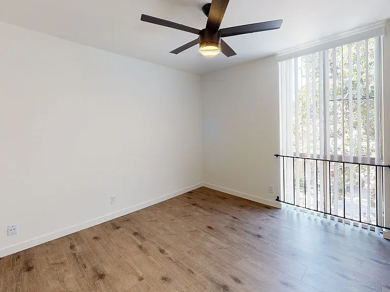 212 S Arnaz Dr — Photo 14