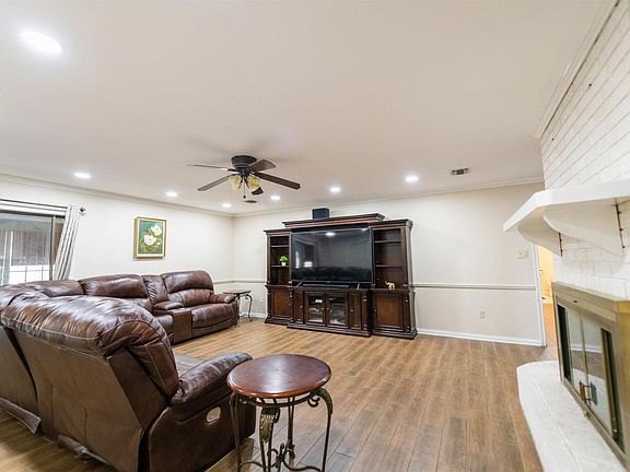 2nd image of 922 Eagle Dr