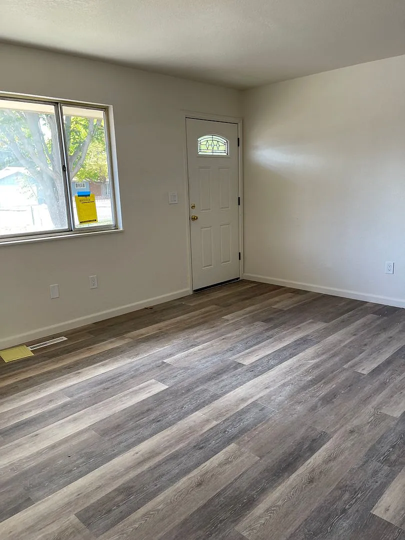 Beautifully Remodeled 3 Bedroom Home in quiet neighborhood — Photo 4