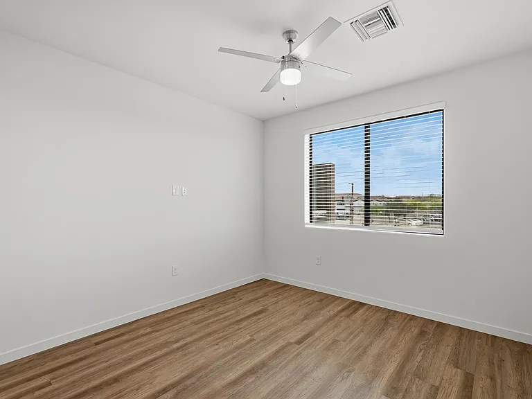 La Victoria Commons — Photo 26