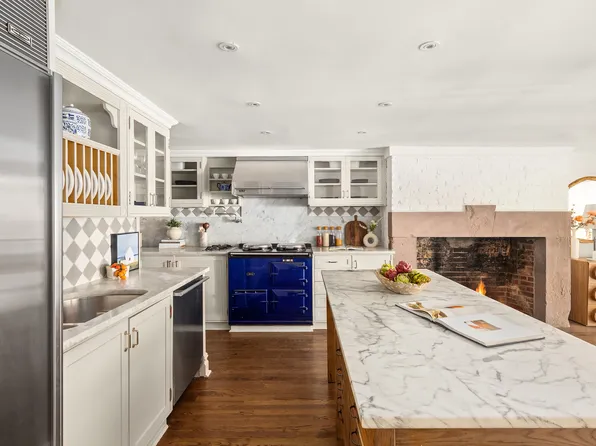 222 East 11th Street image 10 of 30