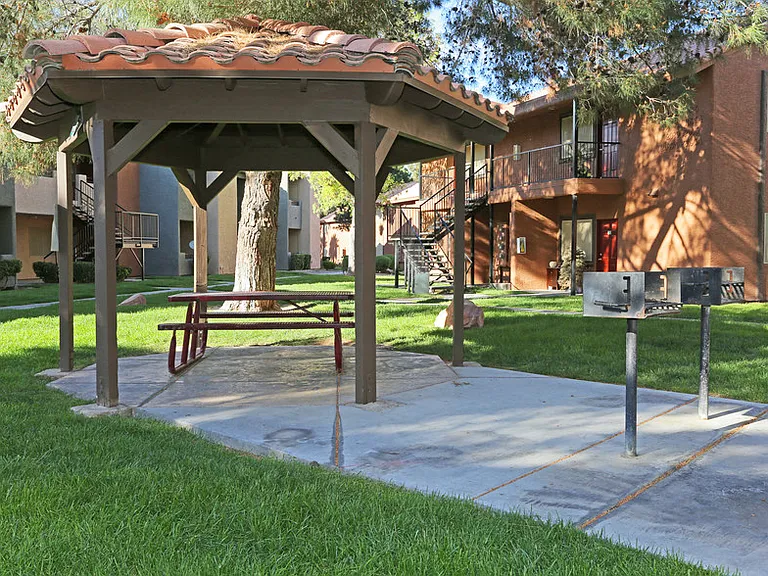 Sunset Pointe Apartments — Photo 8