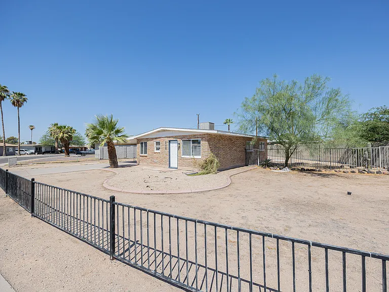 2130 W Cortez St — Photo 4