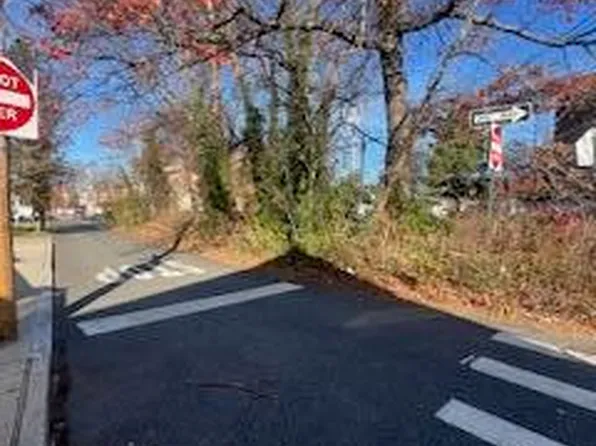 Seeley Ln, Staten Island, NY 10308