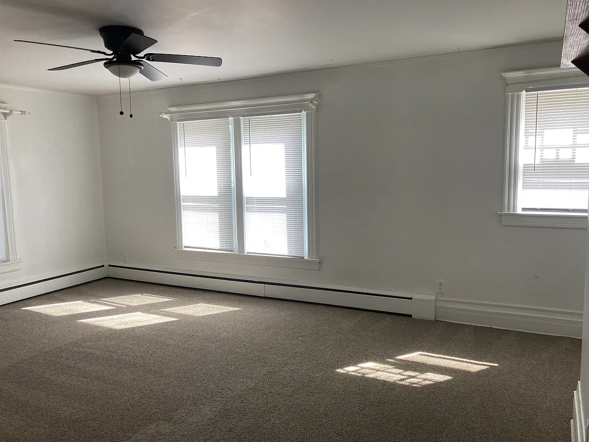 Spacious living room - 1244 E Dayton St #1244