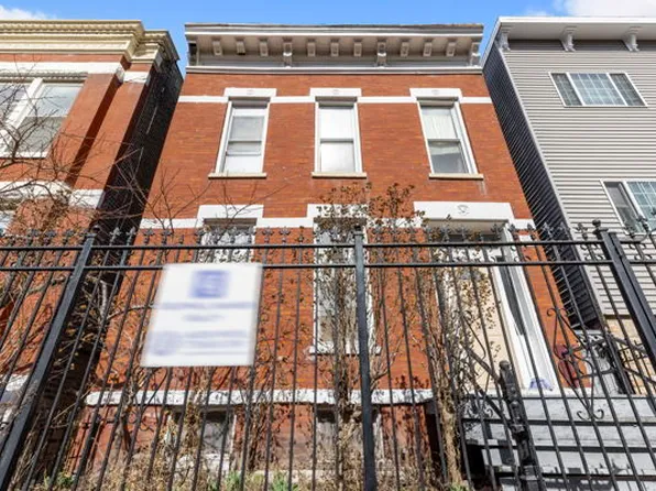 2016 W Superior St, Chicago, IL 60612