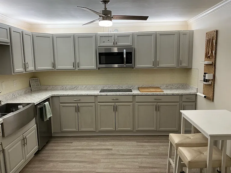 Full Kitchen with Breakfast Table