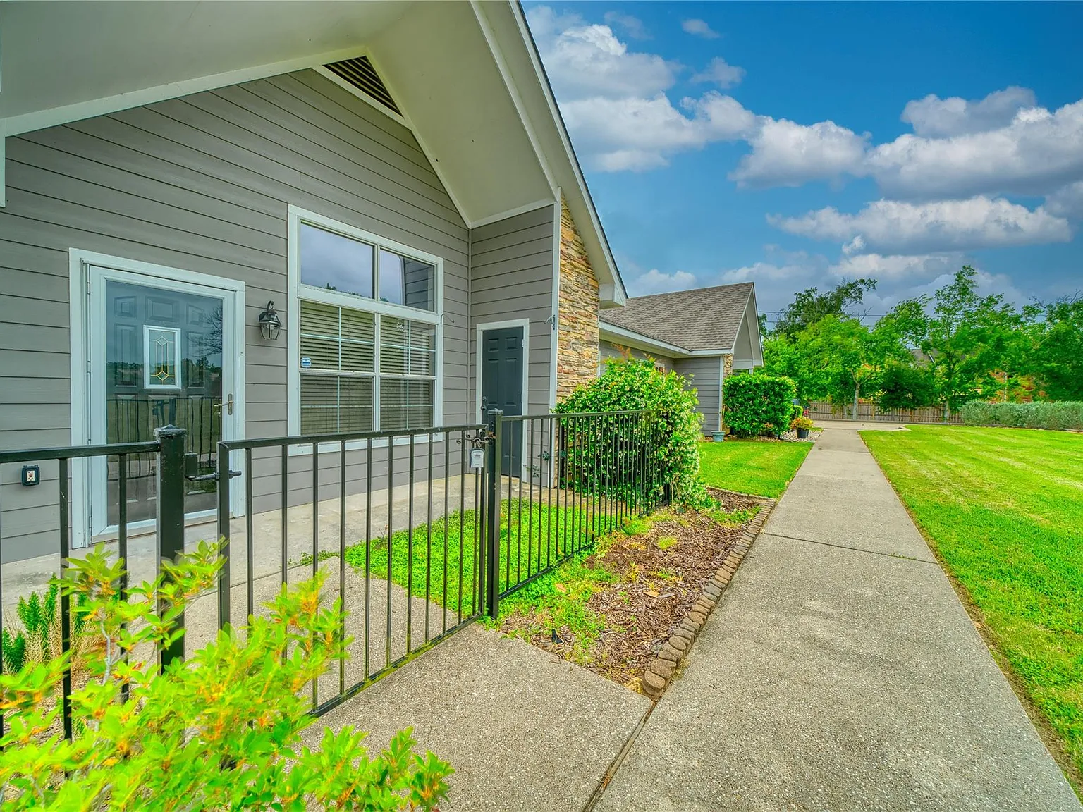 2 bed, 1.0 bath, 1200 sqft, $1,800 — Photo 3