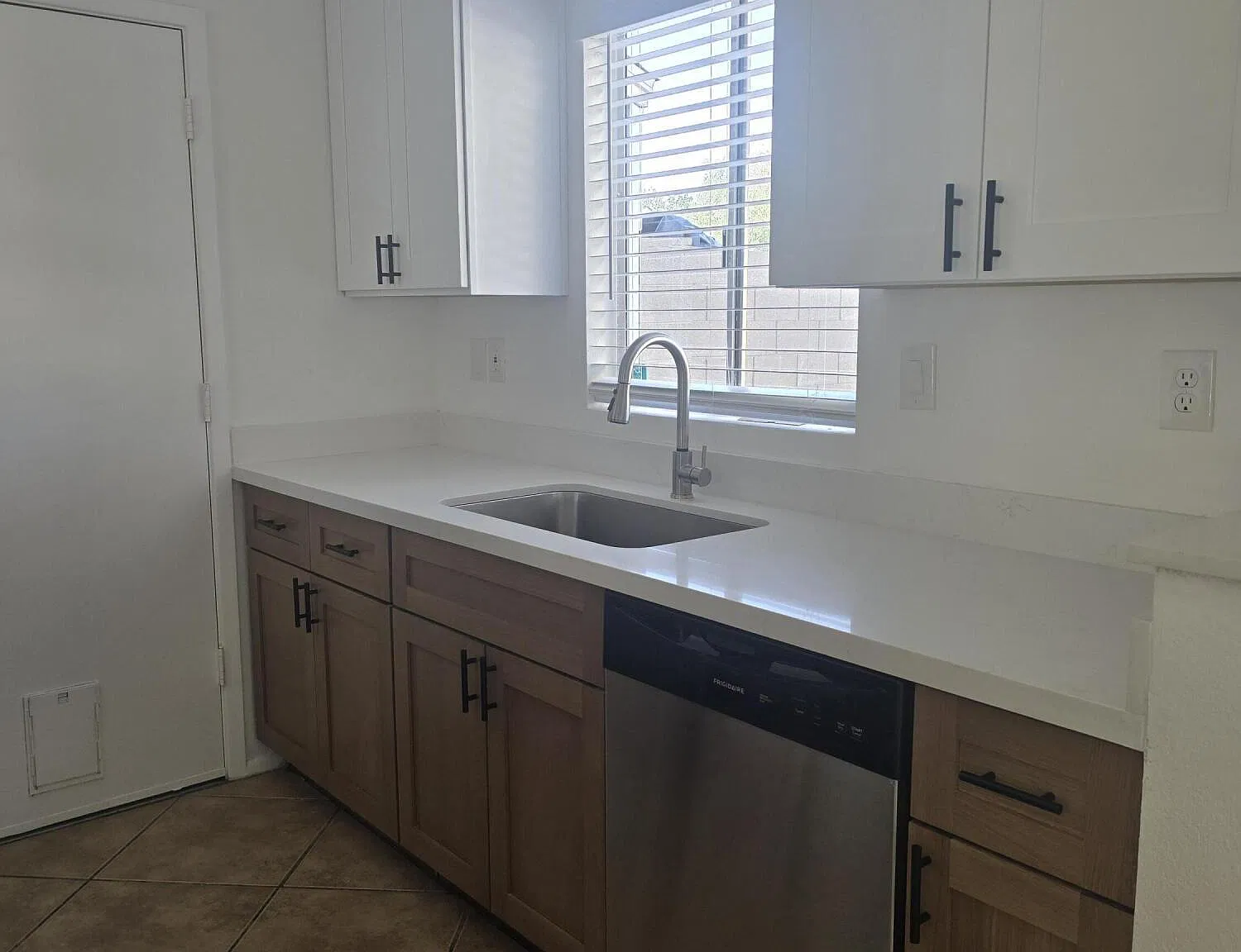 2 bed, 2.0 bath, 906 sqft, $1,690 — Photo 2